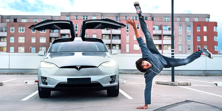 Jízda do budoucnosti: řidičem nebo spolujezdcem v elektromobilu Tesla X