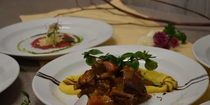 5chodové menu pro dva: carpaccio, španělská polévka a panenská svíčková