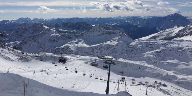 Rakouské Alpy až pro 28 lidí: celoroční lyžování, sauna a český personál