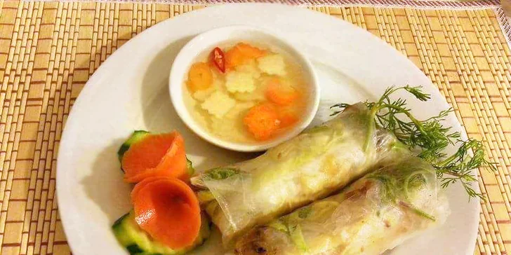 Letní závitky jsou nesmažené a podávají je tu s krevetami.