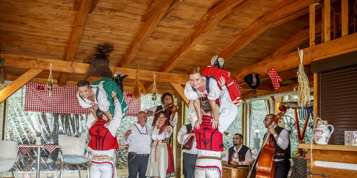 Jídlo a zábava: vstup na folklorní show i se 4chodovou večeří pro 1–4 osoby