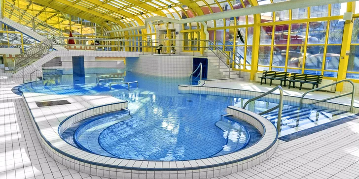 Je tu bazén s teplotou 27 °C, pára, masážní lavice a vířivá vana.