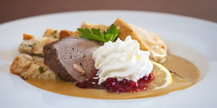 Tříchodové staročeské menu se svíčkovou nebo řízkem pro dvě osoby