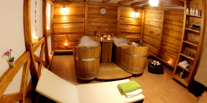 Přijďte ve dvou do relaxačního salonu v Dolní Lomné a odpočiňte si při hodinové lázni v privátních dřevěných kádích.