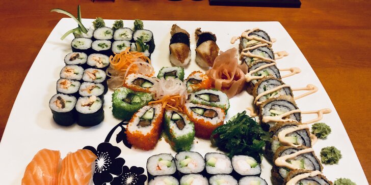 Smlsněte si na sushi: rolky s lososem, chobotnicí i vege v setech 24-44 kusů
