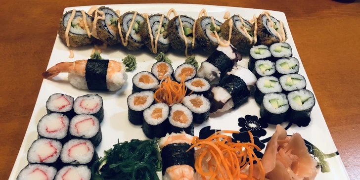 Smlsněte si na sushi: rolky s lososem, chobotnicí i vege v setech 24-44 kusů