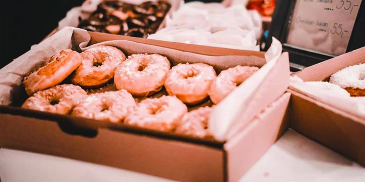 Otevřený voucher na cokoli z Just Donut v hodnotě 200 Kč: donuty i káva