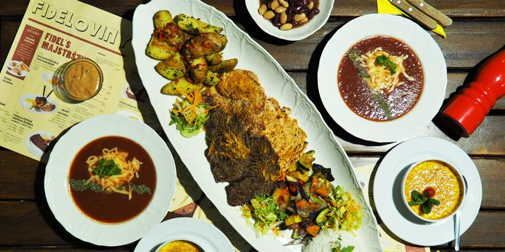 Kubánské menu pro dva: tomatová polévka, grilovaná masa a vanilkový flán