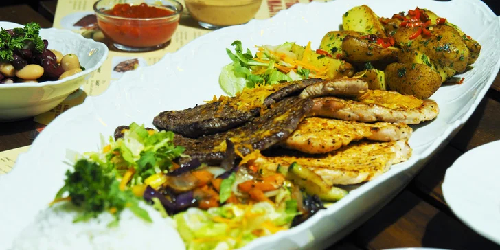 Kubánské menu pro dva: tomatová polévka, grilovaná masa a vanilkový flán