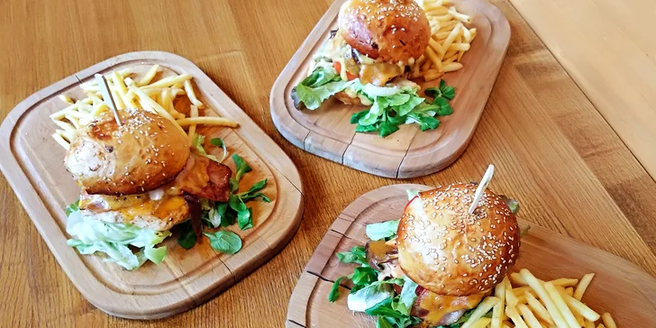 Dejte si burger: hovězí nebo kuřecí maso, domácí bulka i hranolky