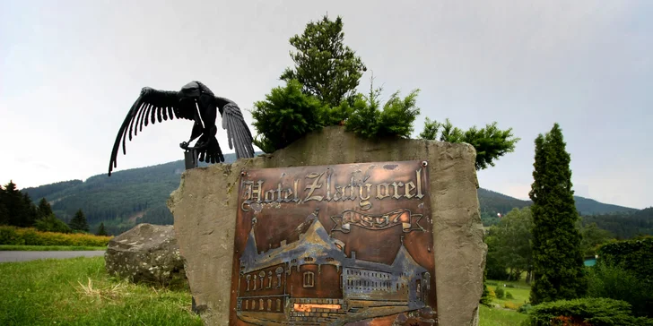 Hotel Zlatý orel Ostravice je secesní perlou v lůně Beskyd, obklopuje ho rozlehlá zahrada a zeleň lesů a kochat se odtud budete výhledem na horu Smrk. 
