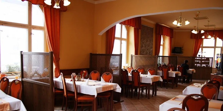 Snídaně jsou servírovány formou švédských stolů v hotelové restauraci Sonáta