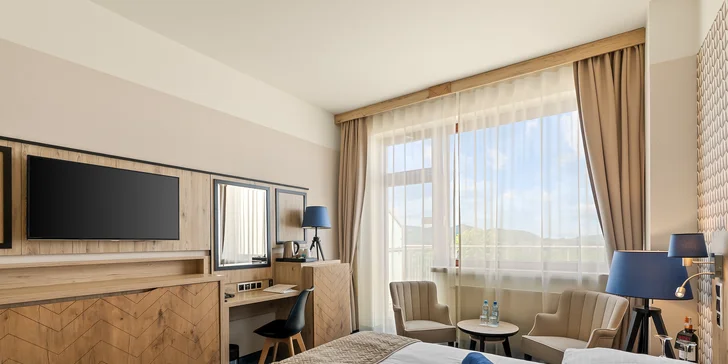 Jsou tu dvoulůžkové pokoje i prostorné apartmány pro početné rodiny. 