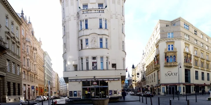 Kavárna a restaurace Savoy leží na růžku Jakubského náměstí. 