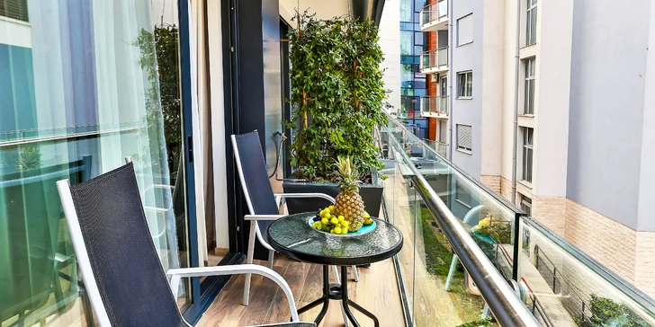 Každý pokoj má vlastní balkon.