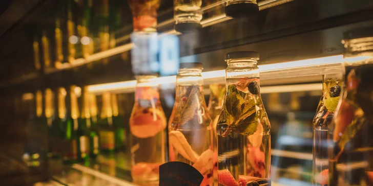 Kuchaři připravují vyvážené pokrmy, v nápojovém lístku jsou limonády, freshe i aloe vera drinky. 
