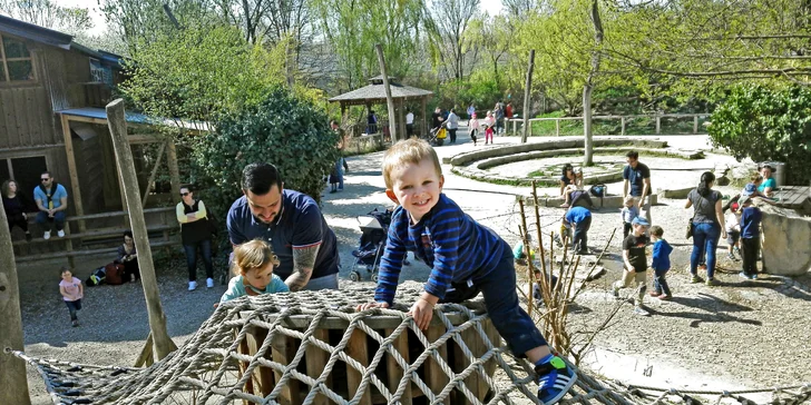 Zoo je v kopcích, blogerčin syn Kuba tu využil i svou motorku a sjížděl je.