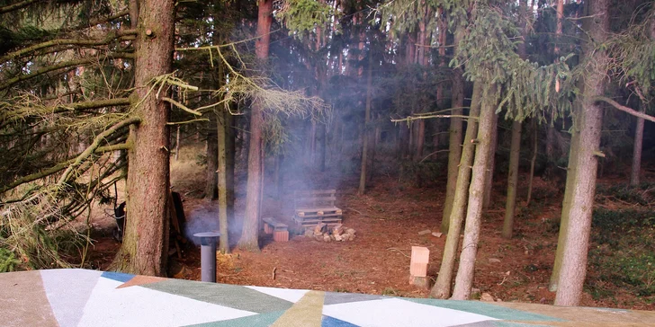 U venkovního ohniště si můžete připravit pořádnou chlapskou večeři.