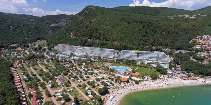 Pláž je štěrkovo-oblázková, oceněná je Modrou vlajkou. 