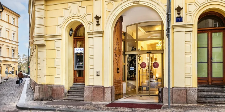 4* hotel sídli v kompletne zrekonštruovanej historickej budove, ktorá si tak zachováva pôvodný ráz Starého mesta a zároveň ho kombinuje s komfortom 21. storočia.