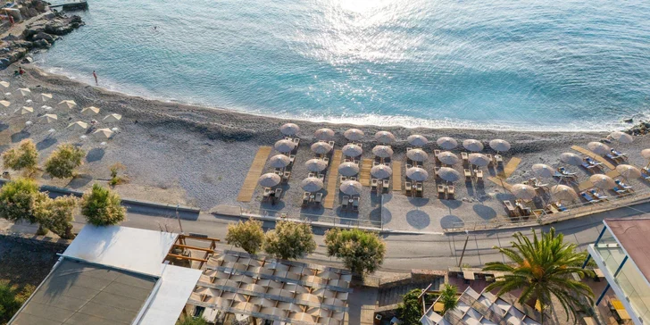 Hotel leží přímo u oblázkové pláže Gargadoros, kde si užijete koupání v křišťálově čistém moři. 