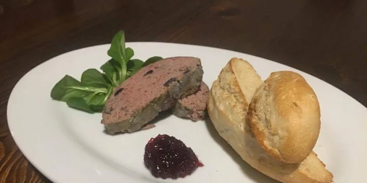 Na úvod si dáte bagetku s domácí kachní paštikou a brusinkami.