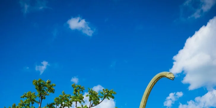 Potkáte se s dinosaury. Pozor na ostré zuby.