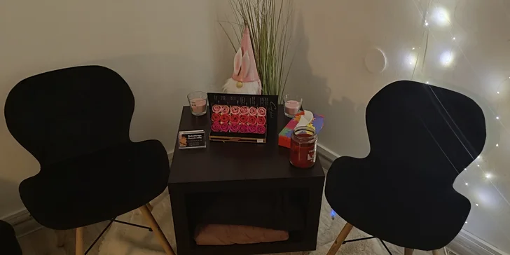 Salón se nachází přímo na třídě Tomáše Bati. 