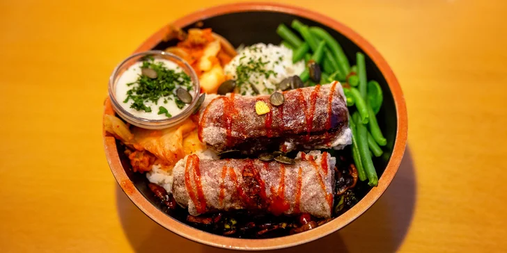 Vege bowl se závitky, curry omáčkou nebo avokádem a mangem, pro 1 nebo 2 osoby