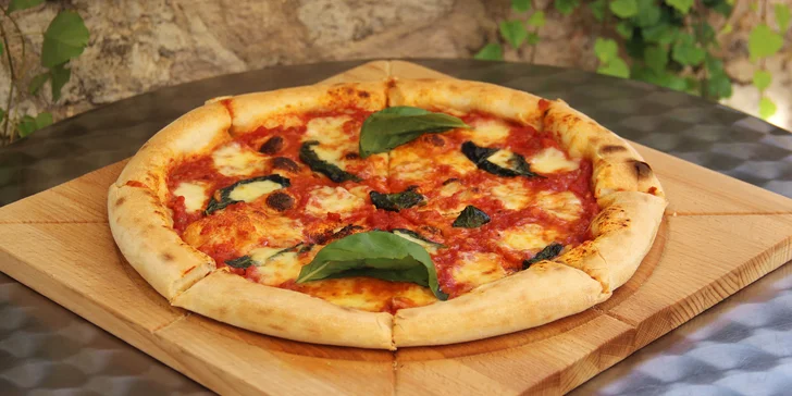 Italská pizza (⌀ 32 cm) dle výběru: sýrová, špenátová, s pancettou i krevetami
