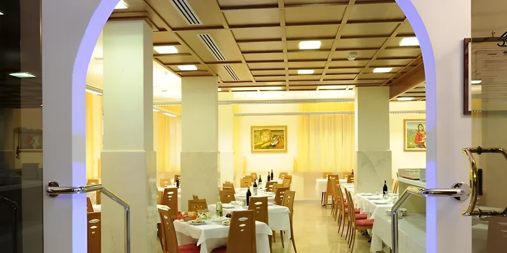 Šéfkuchár hotelovej reštaurácie pripravuje ako medzinárodné jedlá, tak tradičné ligúrske pokrmy so zameraním na mäso a ryby.