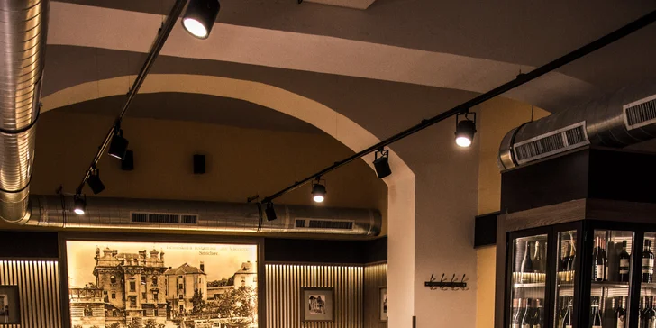 Posedíte ve stylovém interiéru restaurace z roku 1905. 