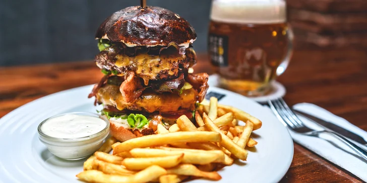 Do Riegrovky za vyhlášeným jídlem a pitím: Angus burger v double verzi a piva, co hrdlo ráčí