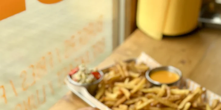 Na místě vám připraví legendární Oklahoma onion sliders burgery.