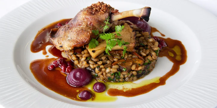5chodové menu podávané na lodi: carpaccio, sépiové risotto i kachní stehno