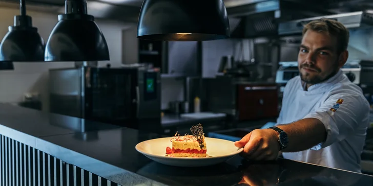 5chodové menu podávané na lodi: carpaccio, sépiové risotto i kachní stehno