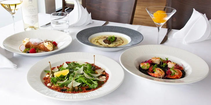 5chodové menu podávané na lodi: carpaccio, sépiové risotto i kachní stehno