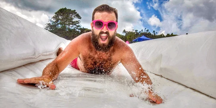 První Slide festival v Praze: Naskočte na mega dlouhou vodní skluzavku