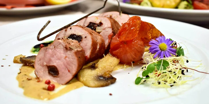 5chodové menu pro dva: carpaccio, španělská polévka a panenská svíčková