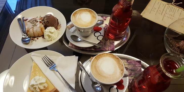 Italská káva Cosmai, domácí závin nebo cheesecake a limonáda s ovocem