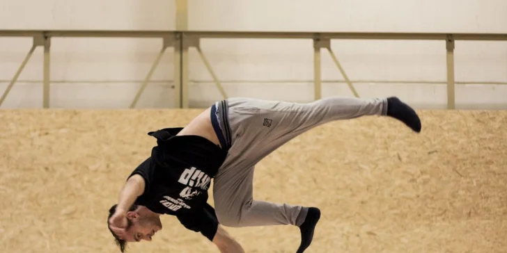 Na skok: noc plná parkrour triků s youtuberem Tarym i s přespáním v hale