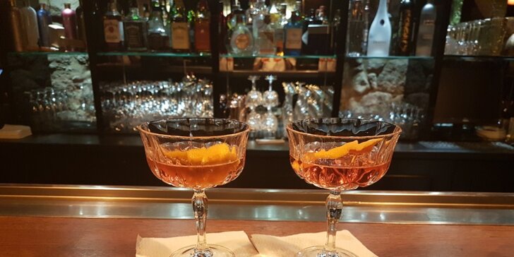 Namíchaná radost: dva drinky Cosmopolitan v baru Republika