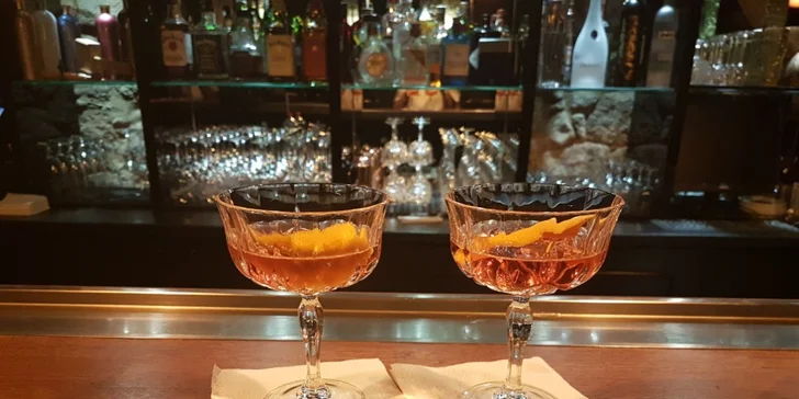 Drinky i moderní česká a mezinárodní kuchyně: poukaz až na 500 nebo 1000 Kč do baru Republika24