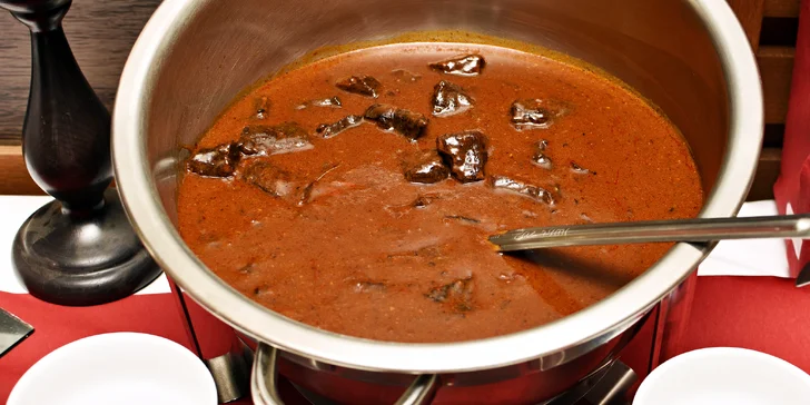 Dejte si, na co jen máte chuť: All you can eat v restauraci u Karlova mostu