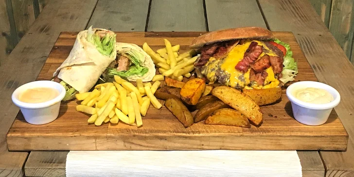 Jídlo jak se patří: menu s burgerem, pitou i s hranolky pro 2 i 4 osoby