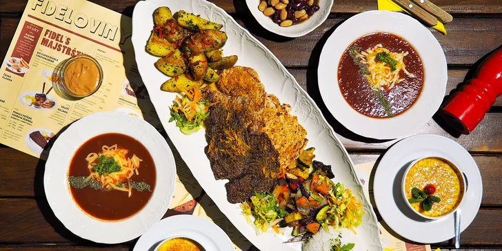Kubánské menu pro dva: tomatová polévka, grilovaná masa a vanilkový flán