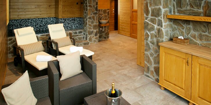 Privátní vířivka a sauna až pro 4 požitkáře včetně vína a občerstvení