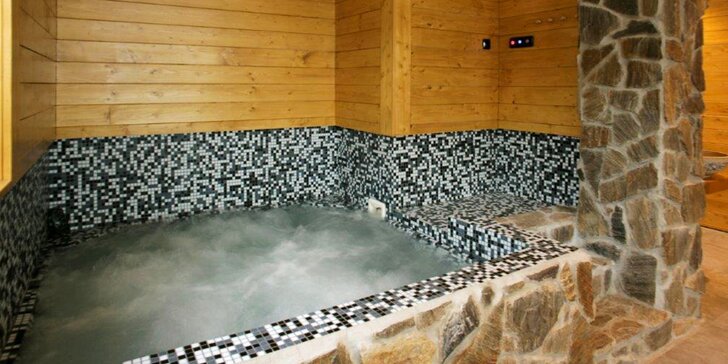 Privátní vířivka a sauna až pro 4 požitkáře včetně vína a občerstvení