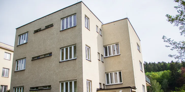 Oddych v centru Luhačovic: apartmán ve vile, polopenze i vstup do bazénu
