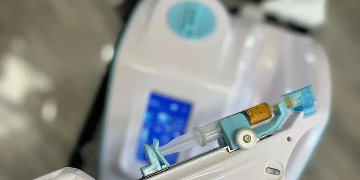 Ošetrenie je vykonávané pomocou prístroja Vital Injector s jemnými ihličkami, ktorý zabezpečí rovnomernú distribúciu látok do pleti.